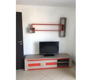 Meuble TV 2 portes coulissantes L180 H42.5 P45cm + étagère L150 P16.5 H80cm