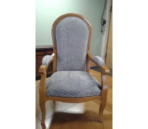 Fauteuil Voltaire enfant, dossier violon, en hêtre massif, revêtement coloris argent, clous dorés