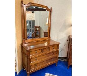 Commode + miroir en merisier, 4 724.30€ net TTC+éco-participation de 4.86€ (les modèles exposés)