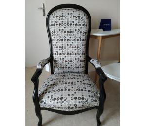 Fauteuil Voltaire en hêtre, laqué. (Teinte au choix: laque, teinte merisier....)