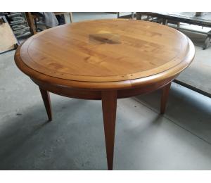 Table ronde fixe, en merisier, décor en noyer, diamètre 115cm 1 987€ net TTC +4.20€ d'éco-participation (Le modèle exposé)