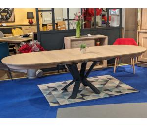 Table ovale en chêne massif 156x100cm avec 3 allonges de 40cm (réalisable en 180 ou 200 x 115cm avec 3 allonges de 40cm rangées sous le plateau)