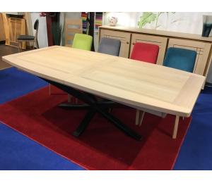 Table ARA en chêne massif 220 x 110cm + 4 allonges de 40cm, pied métal, plateau forme tonneau (Les dimensions peuvent être différentes ainsi que la forme du plateau)