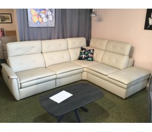 Canapé d'angle (286 x226cm) En cuir, coloris beige,1 relax avec têtière électrique 2 moteurs 4 273.50€TTC +51.20€ d'éco-participation (le modèle exposé)