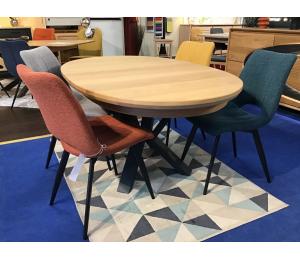 Table ovale, pied en bois, 156x100cm, 3 allonges de 40cm rangées sous le plateau. (se rélise en 180/200x115cm avec 3 allonges de 40cm rangées sous le plateau)